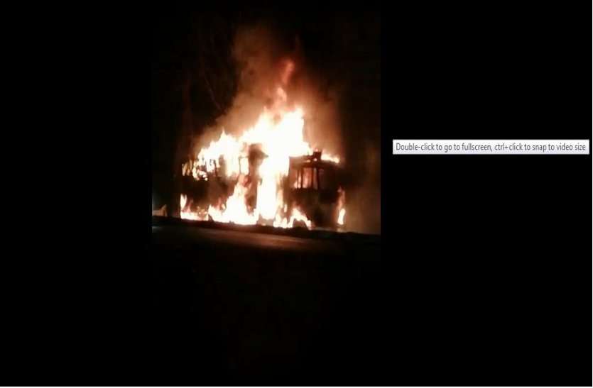 fire in truck अहमदाबाद हाईवे पर चलती ट्रक में लगी ऐसी भयानक आग कि पूरा ट्रक जलकर हुआ खाक