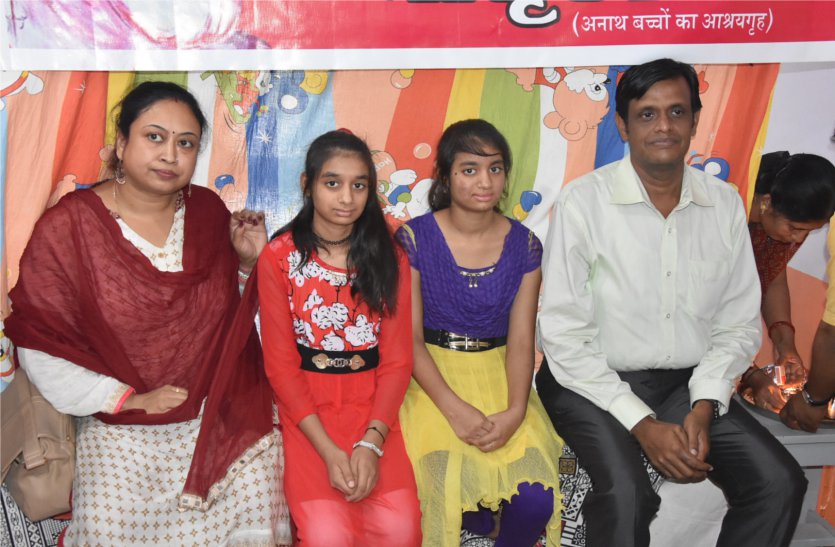 patrika जुड़वां बहनों को फिर से मिले माता-पिता, अब जाएंगी कोलकाता