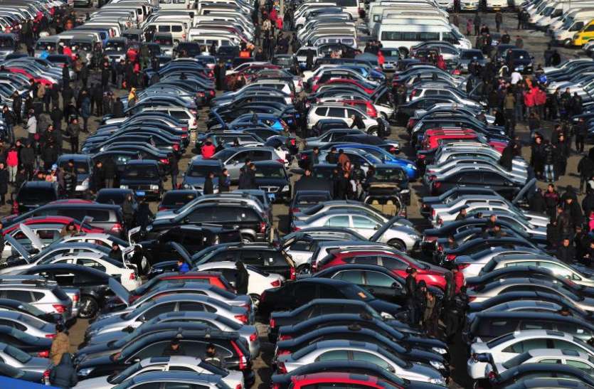 Used Cars Market इस मार्केट में सिर्फ 2 लाख रुपये खर्च करके खरीद सकते हैं 10 लाख की चमचमाती कार!