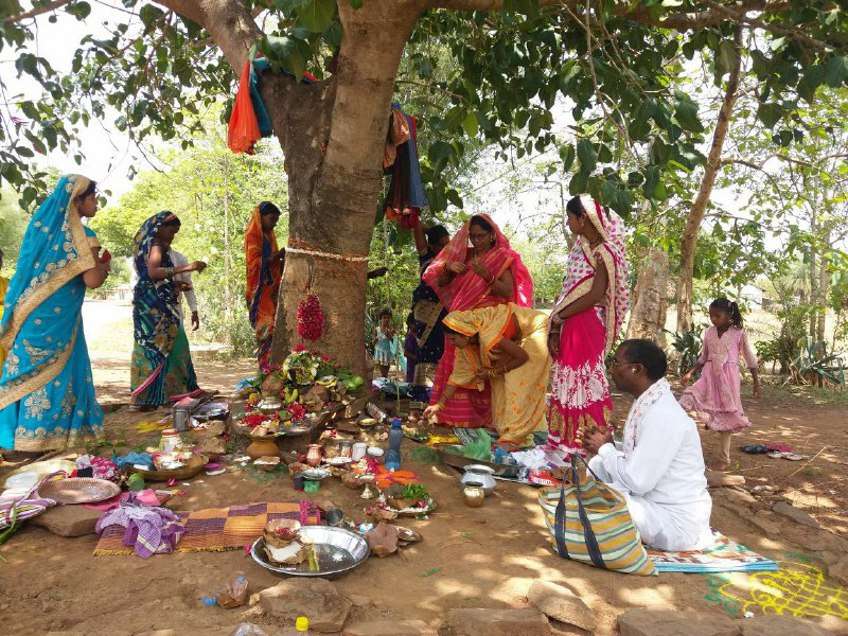 पति की लंबी उम्र और अखंड सौभाग्य पाने 16 श्रृंगार कर वट वृक्ष के नीचे पहुंची महिलाएं ...