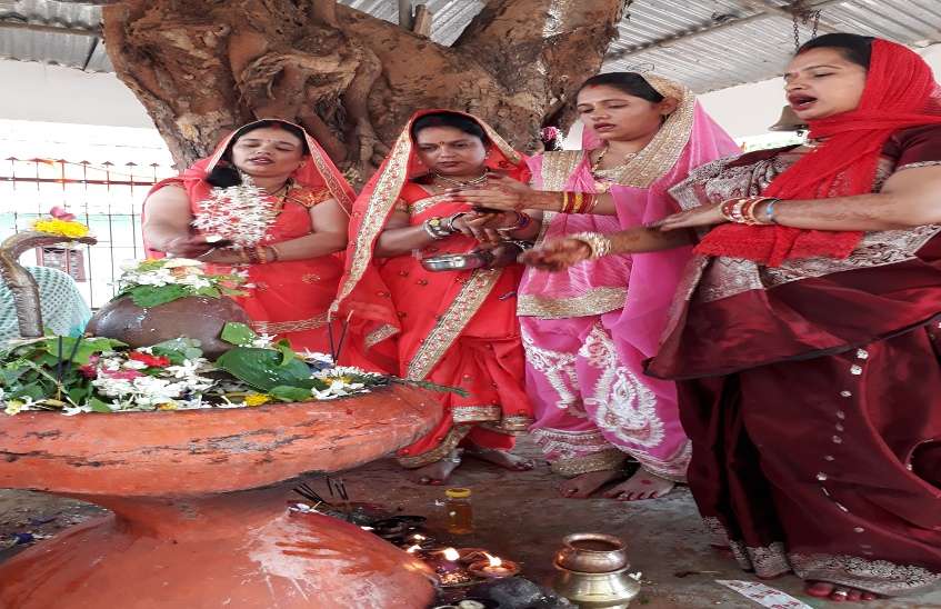 पति की लंबी उम्र और अखंड सौभाग्य पाने 16 श्रृंगार कर वट वृक्ष के नीचे पहुंची महिलाएं ...