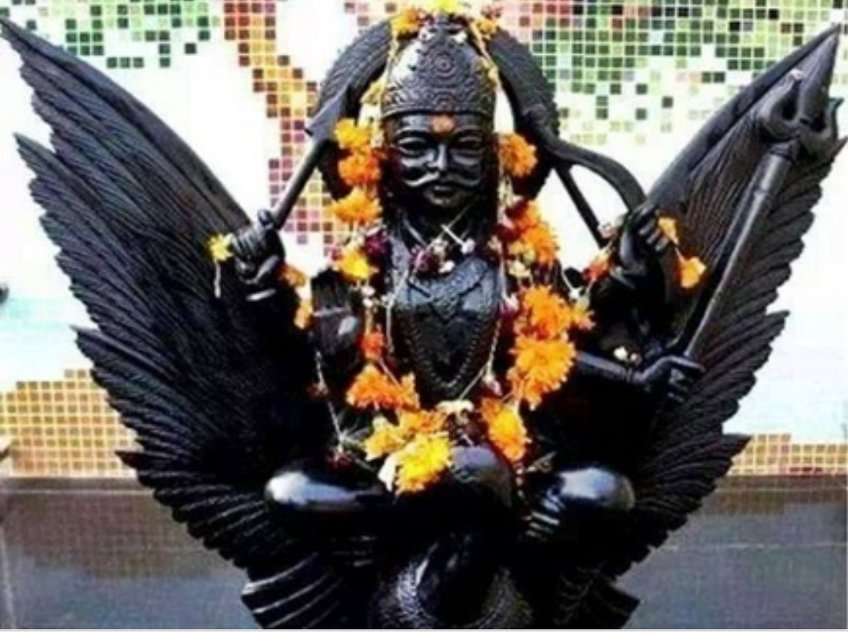 शनिदेव को प्रसन्न करने केसर-चंदन का चढ़ावा