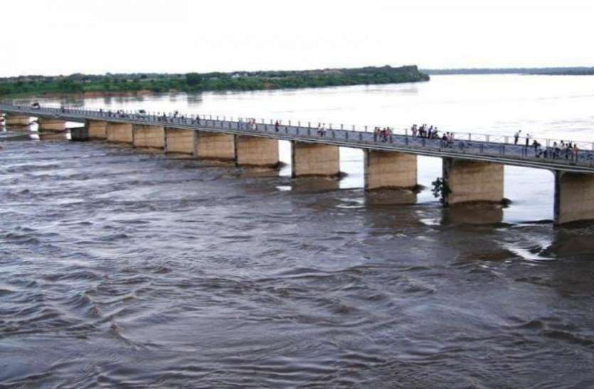 Chambal river bridge इस पुल को पैदल पार करने की है मनाही, खास वजह से पुलिस की रहती हमेशा लोगों पर निगरानी