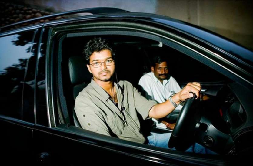 Vijay Luxury Cars साउथ इंडियन सिनेमा के इस हीरो के पास हैं अमिताभ बच्चन और आमिर से ज्यादा लग्जरी कारें
