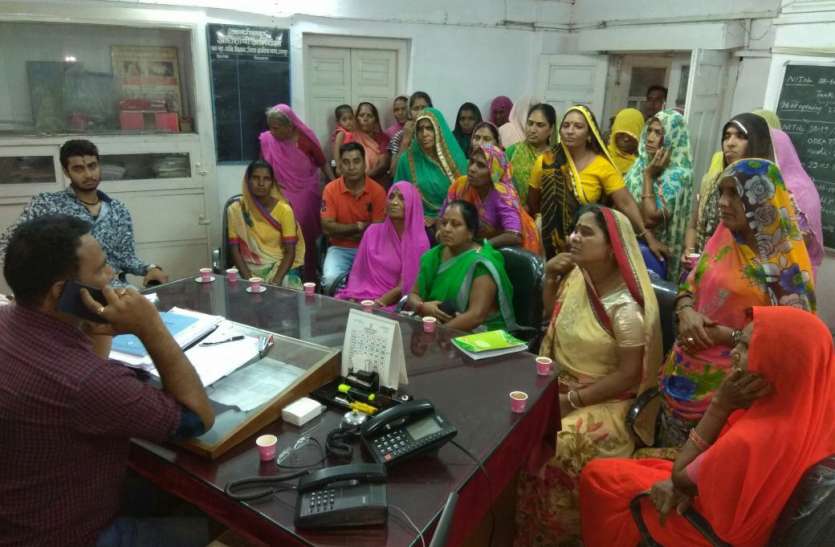 phed department udaipur ये प्यास है बड़ी 3 : इन महिलाओं का गुस्सा जायज है, अगर पानी नहीं मिलेे तो हमारा दिमाग भी चक्करघ्ािन्नी ना हो जाए..