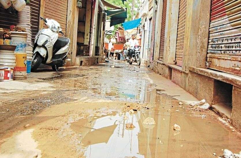 thousand liters of water waste on road in jhunjhunu पाइप लाइन फूटने से व्यर्थ बह गया हजारों लीटर पानी, इधर लोगों में मची त्राहि-त्राहि