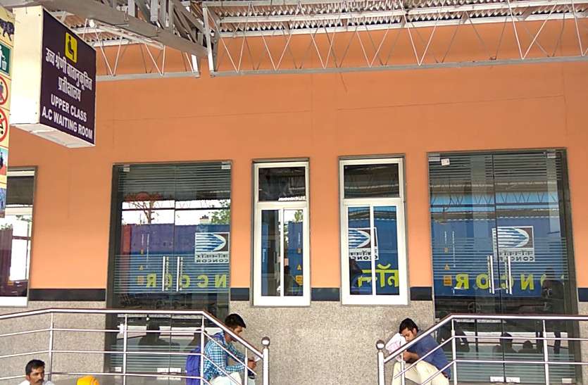 station स्टेशन पर यात्री हो रहे परेशान, वीवीआईपी कल्चर बना अडंगा