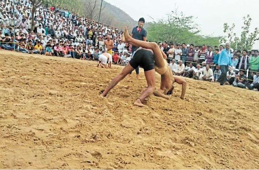wrestling competition in fair of balaji in jhunjhunu यहां मेले में हुआ कुश्ती दंगल का आयोजन, पुरूष के साथ महिला पहलवानों ने भी आजमाए दांव