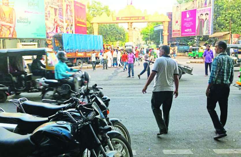 Many encroachments removed from the textile market area पुलिस ने कपड़ा मार्केट क्षेत्र से हटवाए कई अतिक्रमण