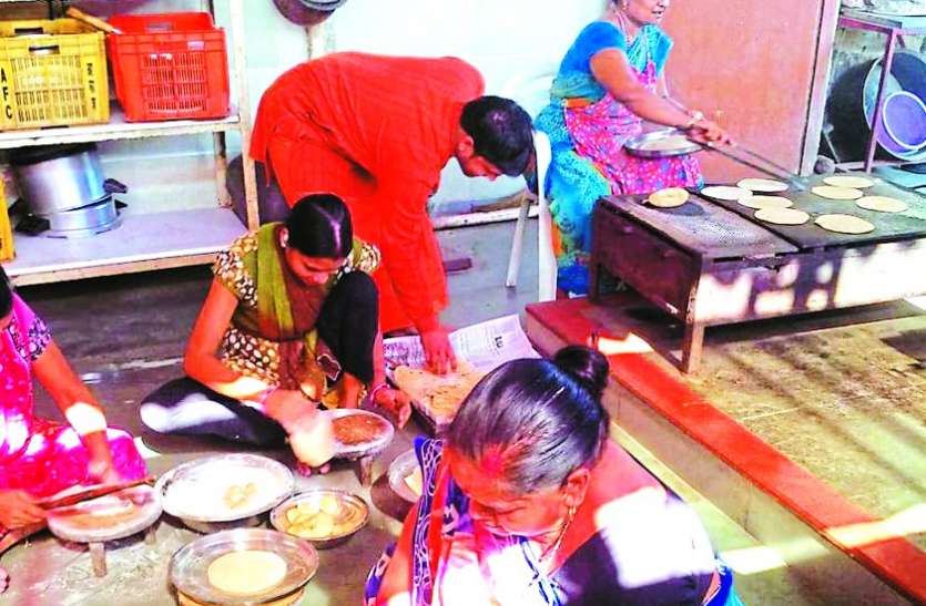 Free food for hundreds of people from here for 18 years 18 साल से यहां से सैकड़ों लोगों तक पहुंचा रहे नि:शुल्क खाना