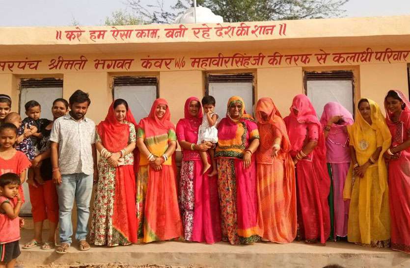 swacch bharat abhiyan दांतिया सरपंच ने मंदिर प्रतिष्ठा से पूर्व निजी खर्च से बनवाए 10 शौचालय