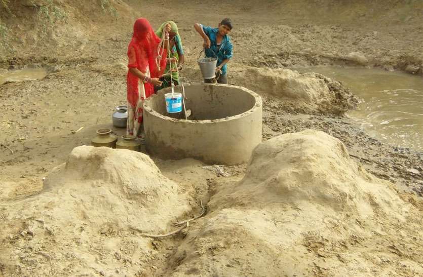 Drinking water shortage in Nehad area जिले का दूरस्थ गांव : ग्रामीणों को दस किमी दूर से करना पड़ता है पानी का जुगाड़