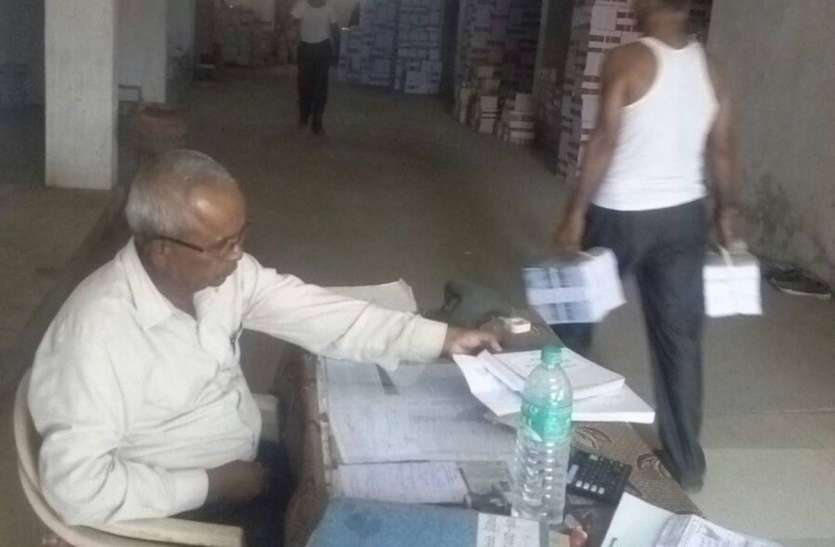 pratapgarh पाठ््य पुस्तकों की पहली खेप पहुंची प्रतापगढ़