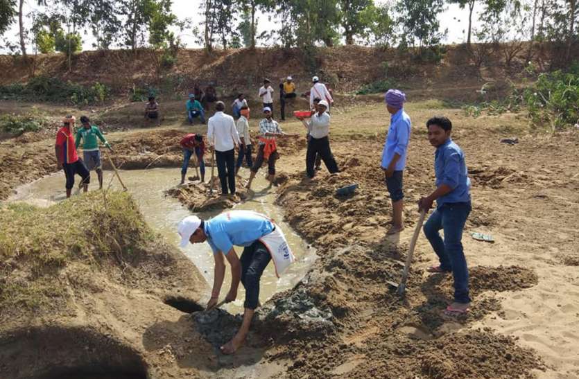 Janaandolan made water conservation work, water saving tie coat workers shramdaan जनांदोलन बना जल संरक्षण का कार्य ,जल सहेजने टाई कोट पहनने वाले कर रहे श्रमदान