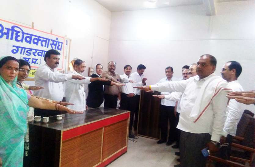 Change Maker पत्रिका चेंज मेकर अधिवक्ताओं ने ही आजादी की लड़ाई लड़कर अंग्रेजों को भगाया था