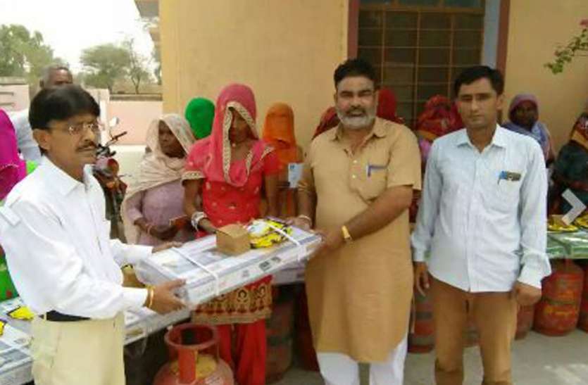 distribution of free gas connection उज्ज्वला गैस योजना के पात्र लोगों को दिए कनेक्शन