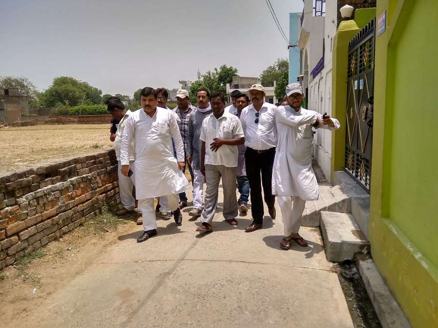 आप नेता संजय सिंह फ्लाइओवर हादसा पीड़ित के घर जाते