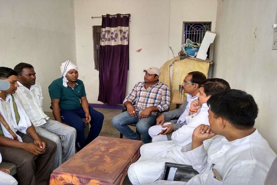आप नेता संजय सिंह फ्लाइओवर हादसा पीड़ित के घर सांत्वना जताते