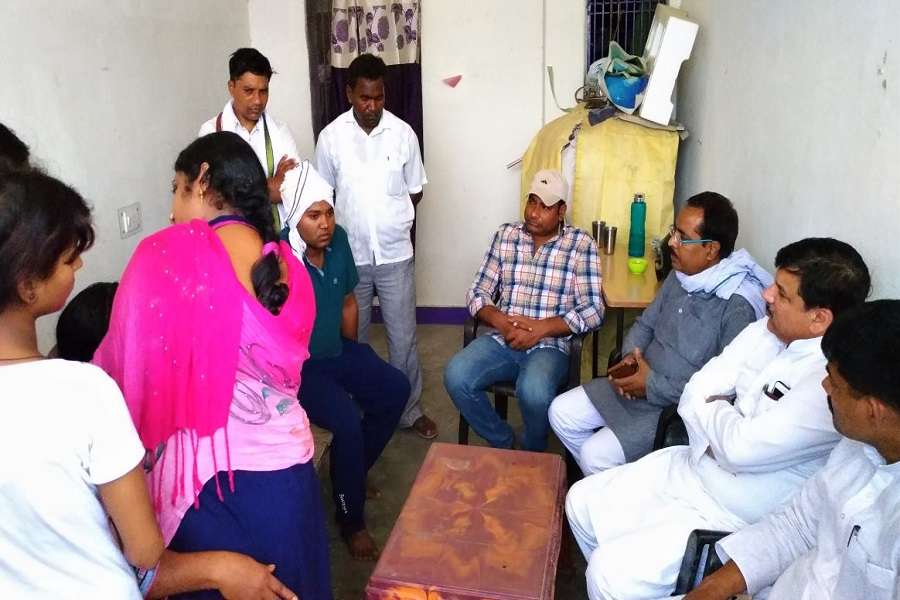 आप नेता संजय सिंह फ्लाइओवर हादसा पीड़ित की पीड़ा सुनते