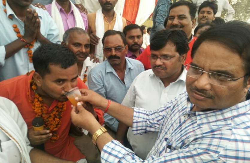 Amran Anshan गन्ना बकाया भुगतान न मिलने से नाराज किसान आमरण अनशन पर बैठे