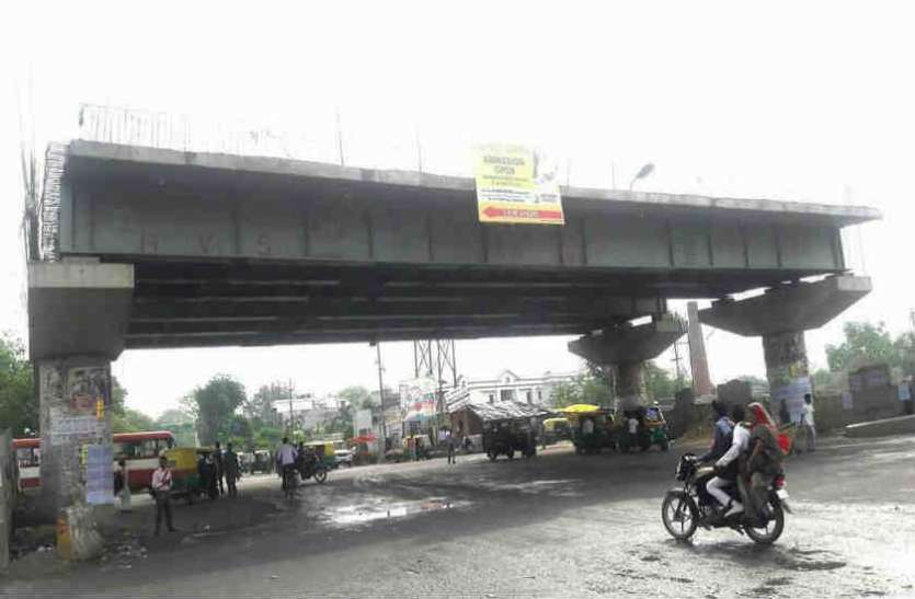 Varanasi Flyover Collapse वाराणसी पुल हादसे के बाद यहां भी मौत को दावत दे रहे दो ओवरब्रिज