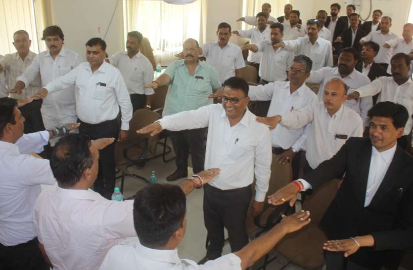 advocates connected with change maker campaign for clean politics #changemaker : बोले वकील राजनीति को गंदा मानकर भागने से अच्छा है ,खुद की छवि को साफकर बनें चेंज मेकर