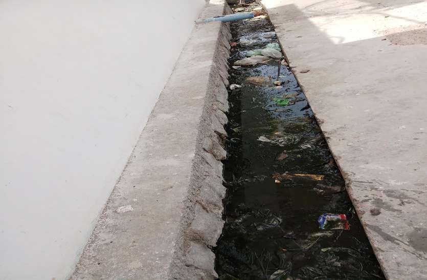 People with water and garbage dump odor पानी और कचरे से लबालब हुई नालियां, दुर्गंध से लोग परेशान