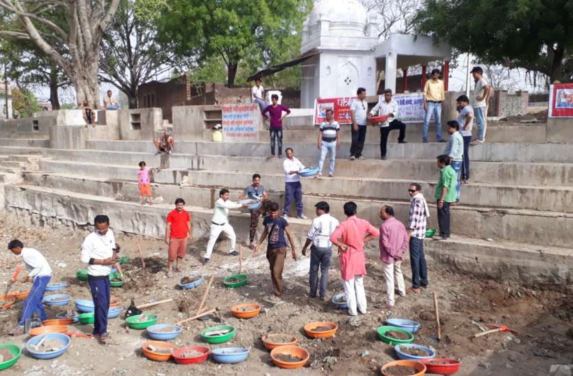 Youths contributed to cleaning the river युवाओं ने थामी कुदाली, फावड़े चलाकर नदी में बहाई श्रम की बूंदे