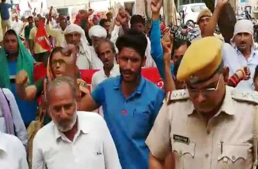 churu किसानों का प्रदर्शन, लगाए नारे