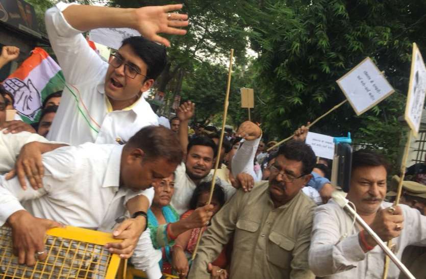 congress कर्नाटक विवाद के विरोध कांग्रेस ने फूंका अमित शाह का पुतला, कल प्रदेशभर में प्रदर्शन