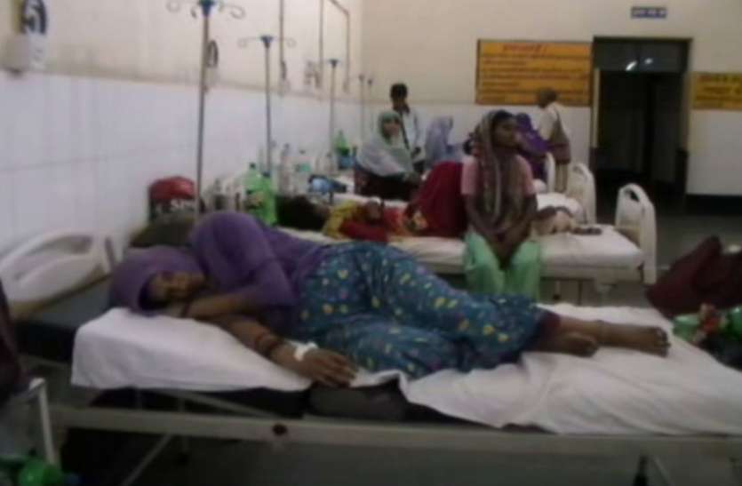 current पूरे मोहल्ले में फैला करंट, फिर लोग लाठी-डंडे लेकर आ गए सड़क पर, देखें वीडियो