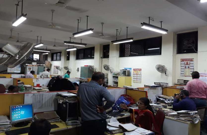 DRM-office 'दमघोंटूÓ तलघर, सिहरते कर्मचारी
