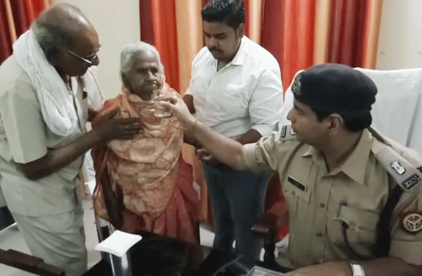 SP Rural Sanjay Kumar Good work helped old lady एसएसपी ने अपने बगल कुर्सी पर बूढ़ी महिला को बैठाकर पानी पिलाया और कहा अम्मा परेशान न हो मै हूँ