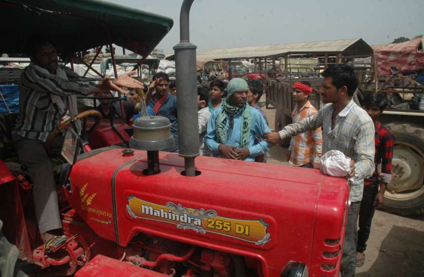 news कलेक्टर चेम्बर के बाहर किसानों ने की नारेबाजी, कलेक्टर के भृत्य से झूमाझटकी