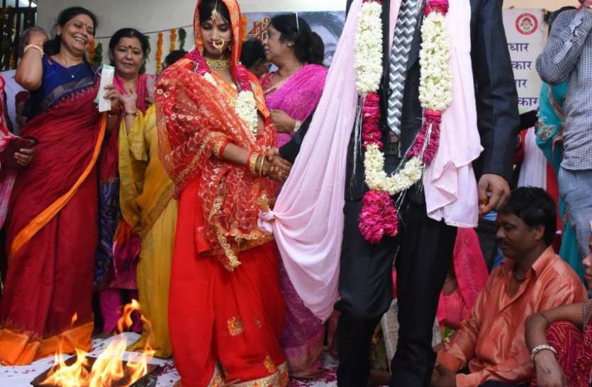 wedding महिला आयोग में हुई फिल्मी अंदाज कि शादी में क्या हुआ ऐसा कि खिल उठे सबके चहरे...