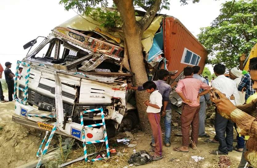 truck collision collapses electricity pole बेकाबू ट्रक की टक्कर से बिजली पोल टूटा, शिवपाल सिंह यादव का था इलाका