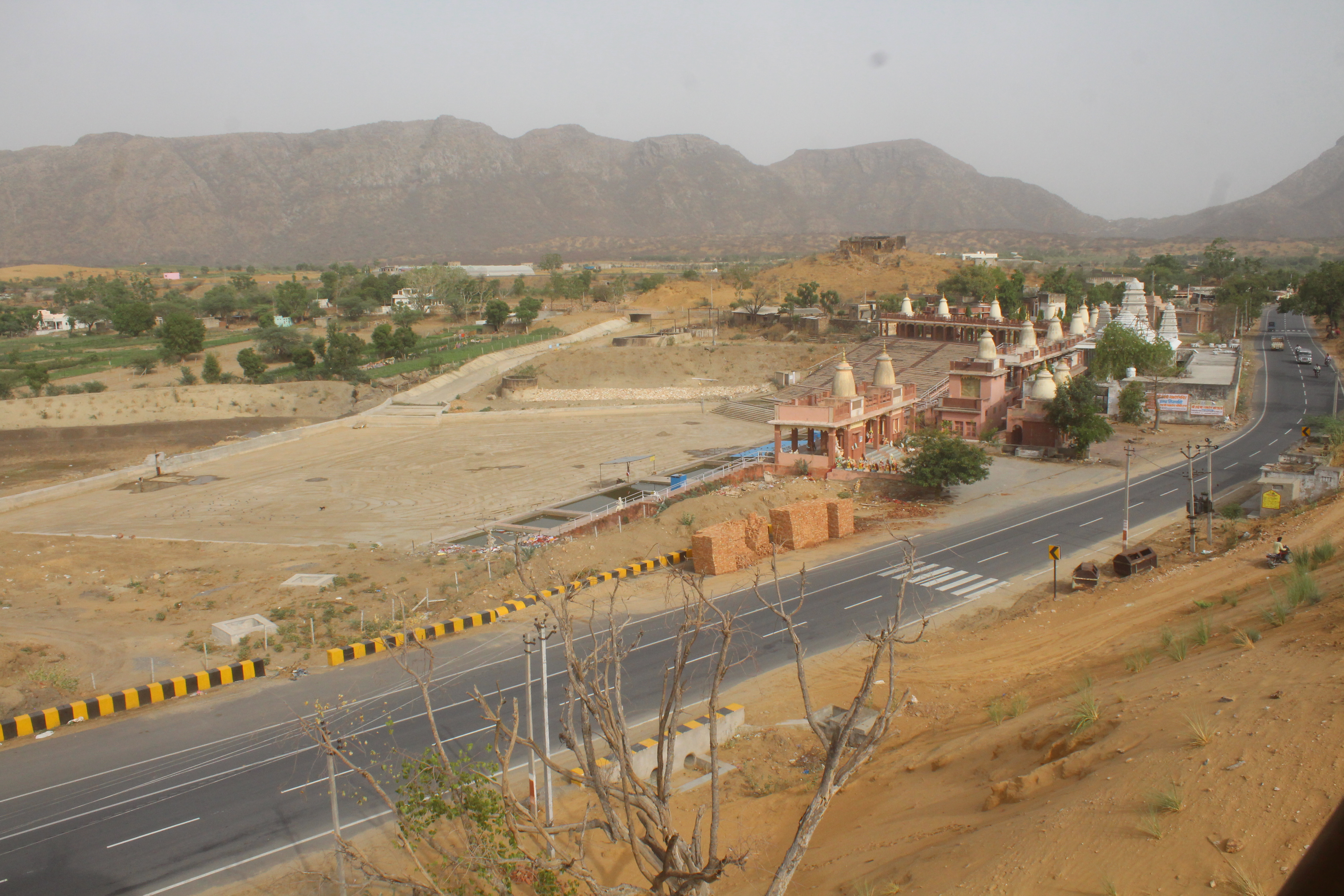 old pushkar lake face problem mythology: खुद ब्रह्माजी ने बनाया था यह सरोवर, अब एक-एक बूंद को तलाश रहे लोग