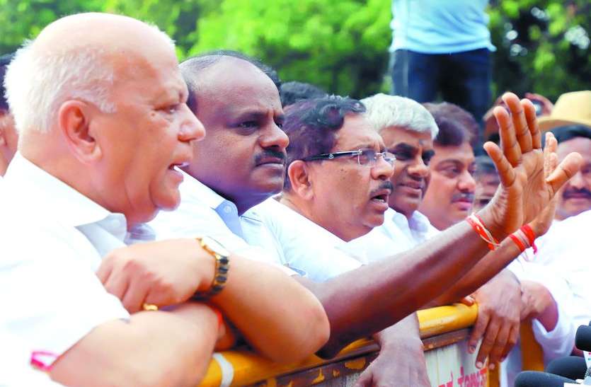 HDK बागियों को सबक सिखाने में सफल रहे कुमारस्वामी