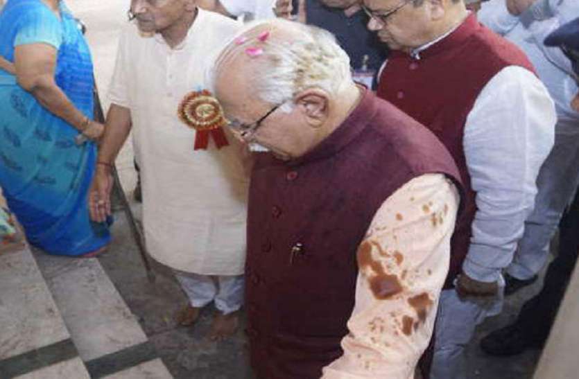 Manohar Lal Khattar हरियाणा के सीएम मनोहर लाल खट्टर पर फेंकी स्याही, इनेलो कार्यकर्ता गिरफ्तार