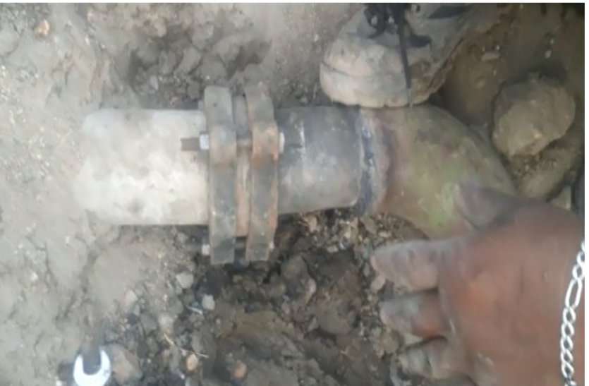 PIPELINE पुरानी पाइपलाइन हटाए बिना जोड़ दी नई लाइन, ग्रामीणों ने लगाया लापरवाही का आरोप