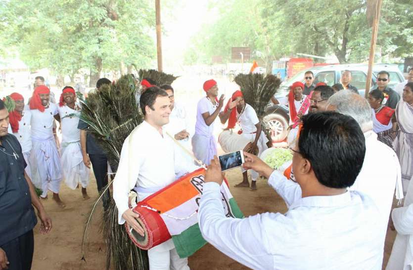Rahul Gandhi dance शैला नृत्य में मांदर की थाप पर झूमे राहुल गांधी, भूपेश बघेल और नेता प्रतिपक्ष- देखें Video