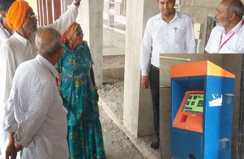 passengers आधा घंटा लाइन में लगकर भी नहीं मिलती रेल टिकट !