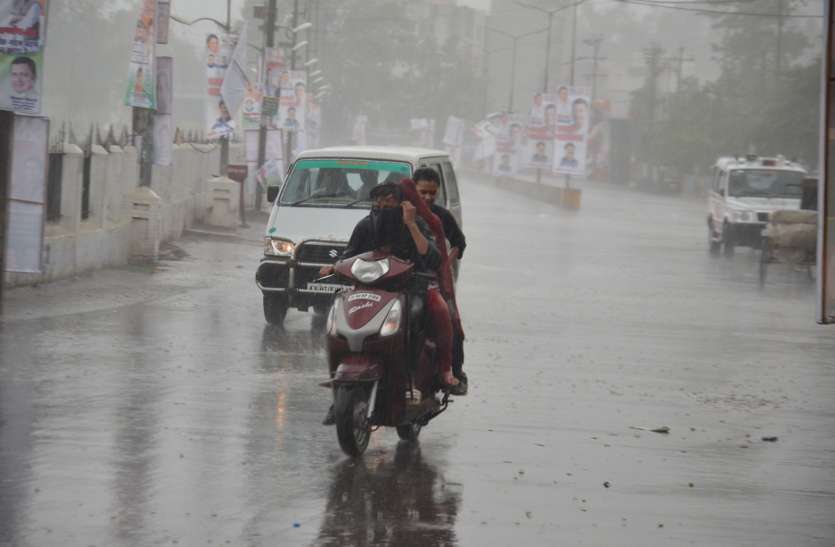 Heavy rain Raipur राहुल गांधी की सभा के बाद बिगड़ा रायपुर का मौसम, जमकर हुई बारिश, गिरे ओले