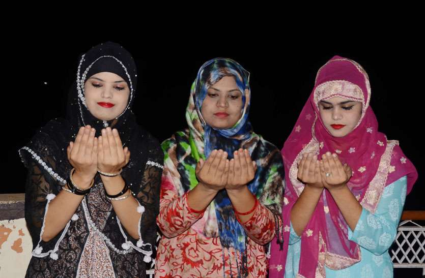 Moon of Ramadan रमजानुल का चांद देख एक-दूसरे को मुबारकबाद दे मांगी दुआएं, मस्जिदों में तरावीह की विशेष नमाज शुरू
