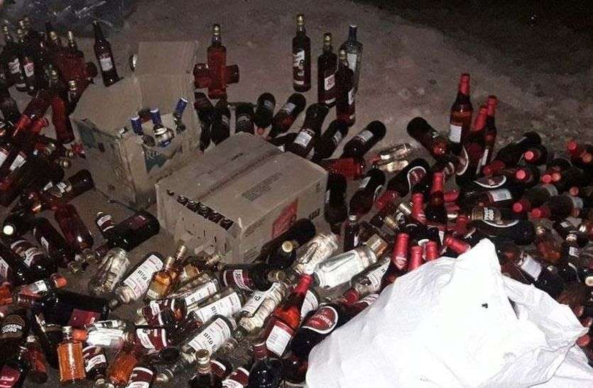 Road Accident In Jodhpur : Scattered Wine bottles On The Road जोधपुर : सड़क पर बिखरी शराब की बोतलें देख हुआ चालक का ध्यान भंग, ट्रॉली सहित पलटा ट्रैक्टर