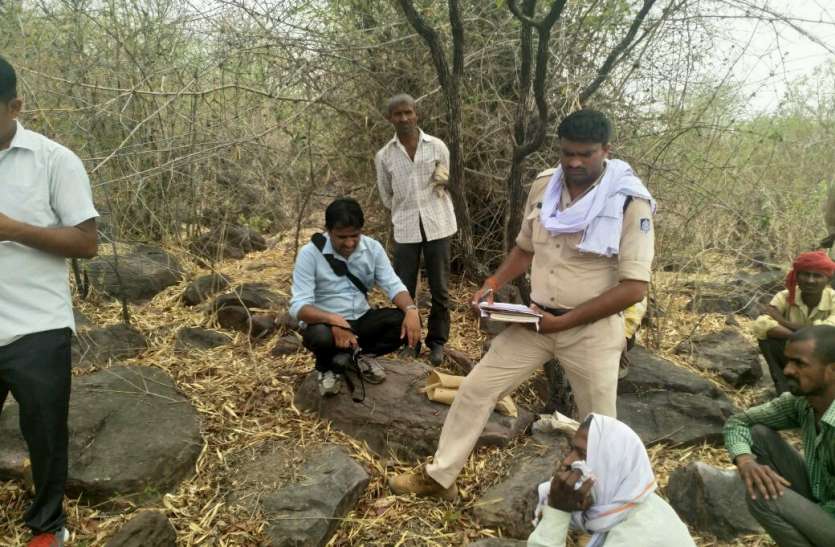 suicide बीस दिन से लापता युवक का जंगल में लटकता मिला शव