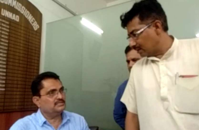 Here no government rules run यहां सरकार का नहीं विद्यालय प्रबंधन का चलता है कानून