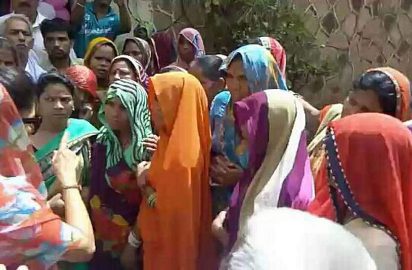 Water, public, minister, vehicle, gherao, shivpuri news, shivpuri news in hindi, mp news पानी के लिए जनता ने घेरी मंत्री की गाड़ी