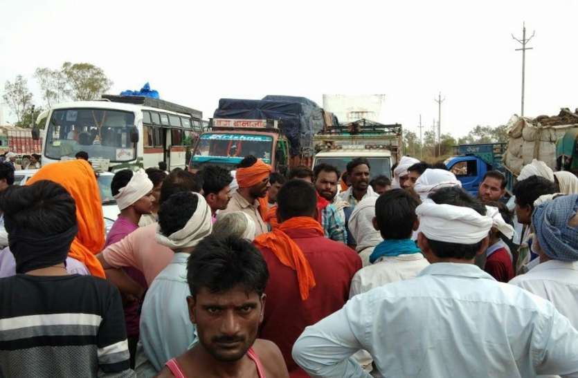 Resentment, farmer, jam, problem, purchase center, shivpuri news, shivpuri news in hindi, mp news आक्रोशित किसानों ने किया हाईवे जाम