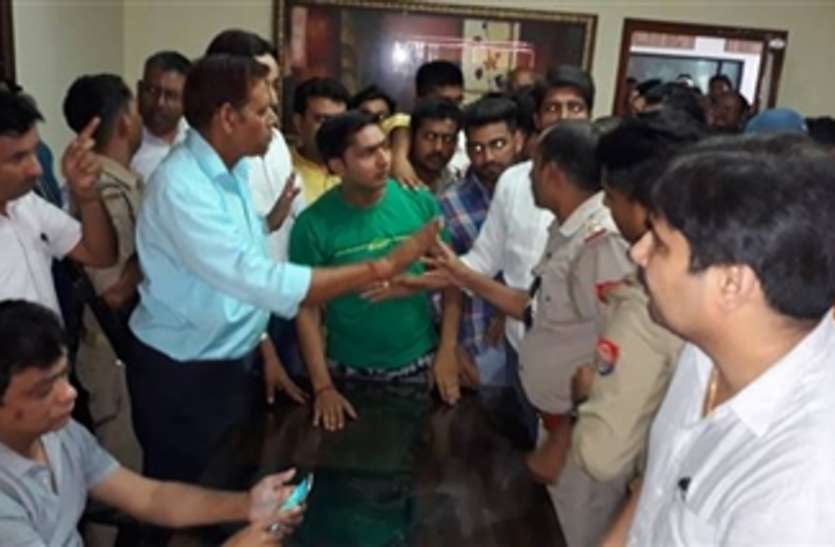 meerut आरएसएस पदाधिकारी के पुत्र की कश्मीर के शिक्षक ने की पिटाई, हिन्दू संगठनों में उबाल